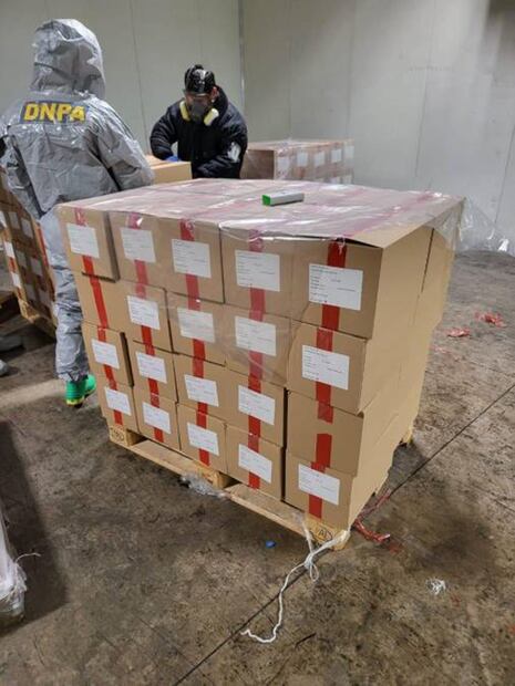 Autoridades policiales, antidrogas, aduanales, sanitarias, forenses, portuarias y de inteligencia e investigación de Honduras revisaron la carga de fentanilo en un puerto caribeño del norte hondureño. Foto: Policía Nacional de Honduras
