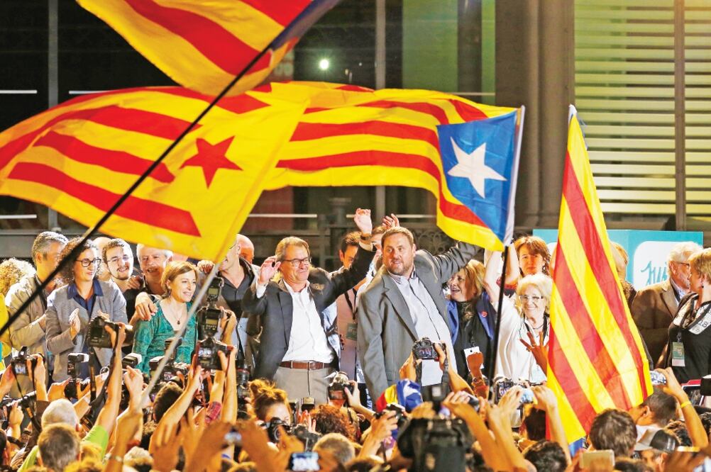 En medio de banderas independentistas, el presidente de la Generalitat de Cataluña, Artur Mas, celebra en Barcelona la victoria de las formaciones política s partidarias de la separación de España, en las elecciones autonómicas celebradas ayer (AP)