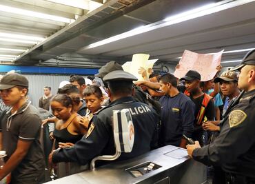 Caravana migrante avanza sobre Periférico rumbo a Querétaro