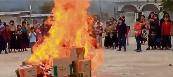 Queman de nuevo libros, ahora en Zinacantán