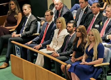 Critican a hijos de Trump por sentarse en zona para personas con discapacidad