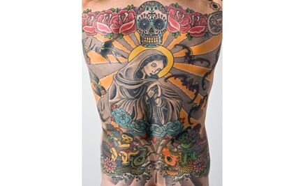 Hombre vende su espalda a coleccionista por 150 mil euros