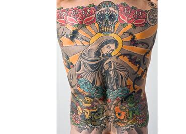 Hombre vende su espalda a coleccionista por 150 mil euros