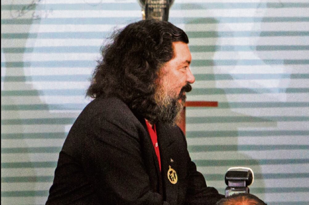 Hank Rhon mete en líos a Manlio