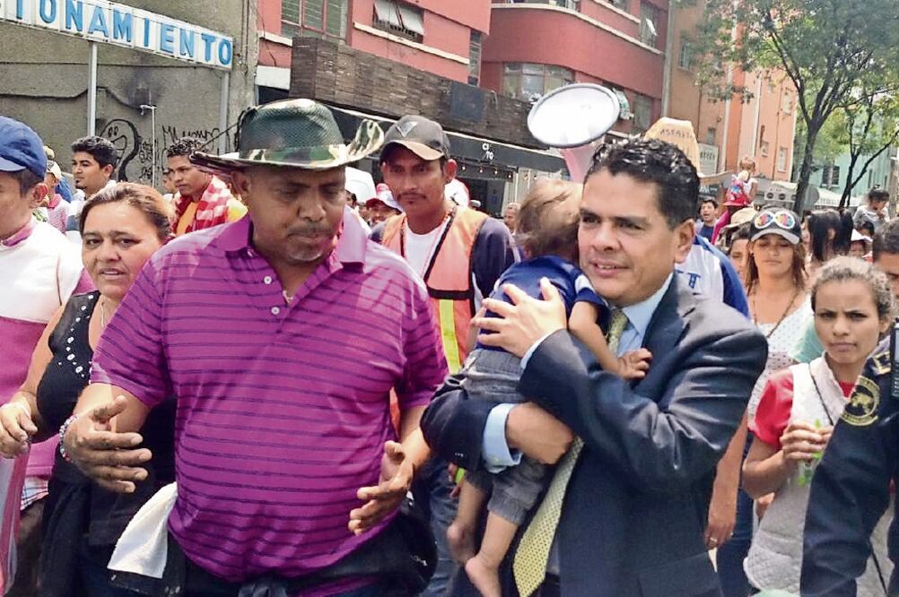 Alden Rivera Montes, embajador de Honduras en México, encabezó una marcha de 15 kilómetros desde la sede diplomática, en la colonia Condesa, a la Casa del Peregrino, en la Basílica de Guadalupe. (PEDRO VILLA Y CAÑA. EL UNIVERSAL)
