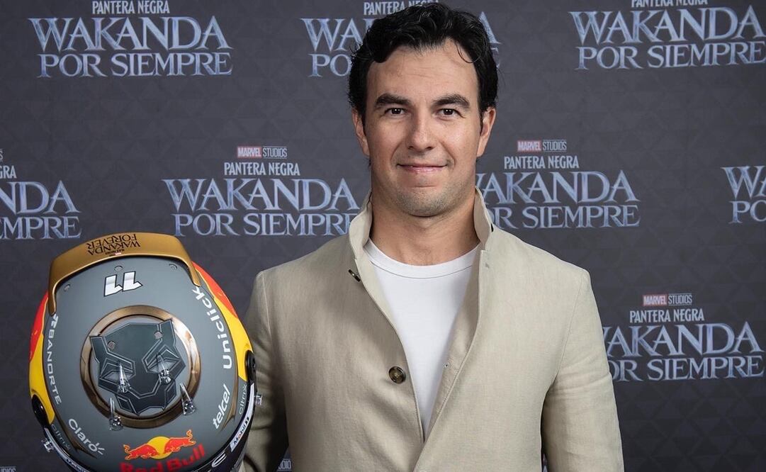 Checo Pérez presumiendo su casco de Black Panther - FOTO: Twitter @SChecoPerez