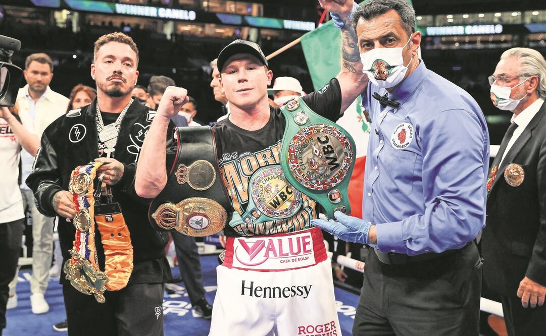 El boxeador mexicano junto a J Balvin el año pasado / Foto: EFE
