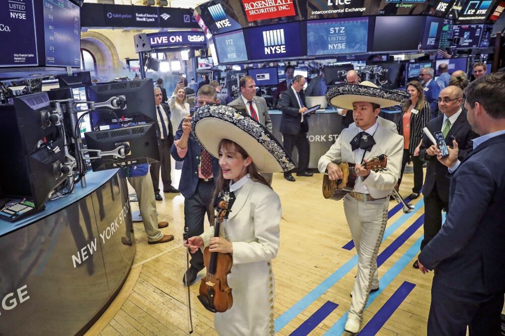 En la Bolsa de Nueva York, el índice Dow Jones bajó 0.20% en la semana; ayer, un mariachi visitó el recinto para conmemorar el 5 de Mayo. Foto: DREW ANGERER. GETTY IMAGES