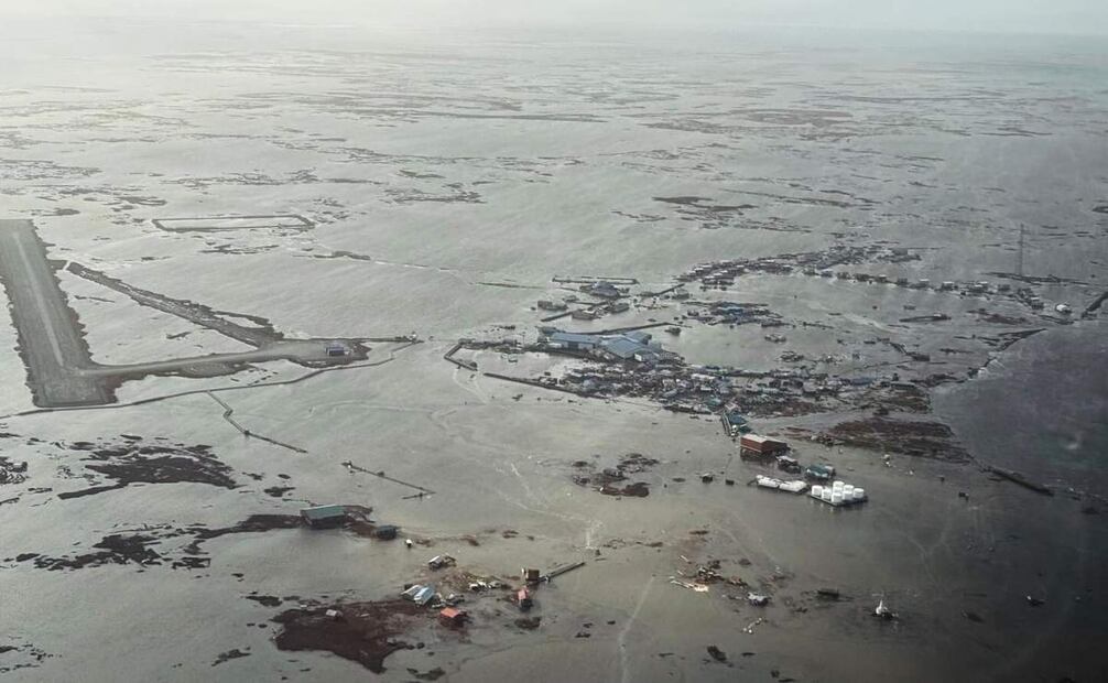 En esta fotografía proporcionada por el Servicio de Distribución de Información Visual de Defensa, el personal de rescate de la Guardia Nacional Aérea de Alaska realiza una misión de búsqueda y rescate en Kipnuk, Alaska, el lunes 13 de octubre de 2025. Foto: AP