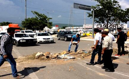 CNTE impide paso a camiones en La Pochota