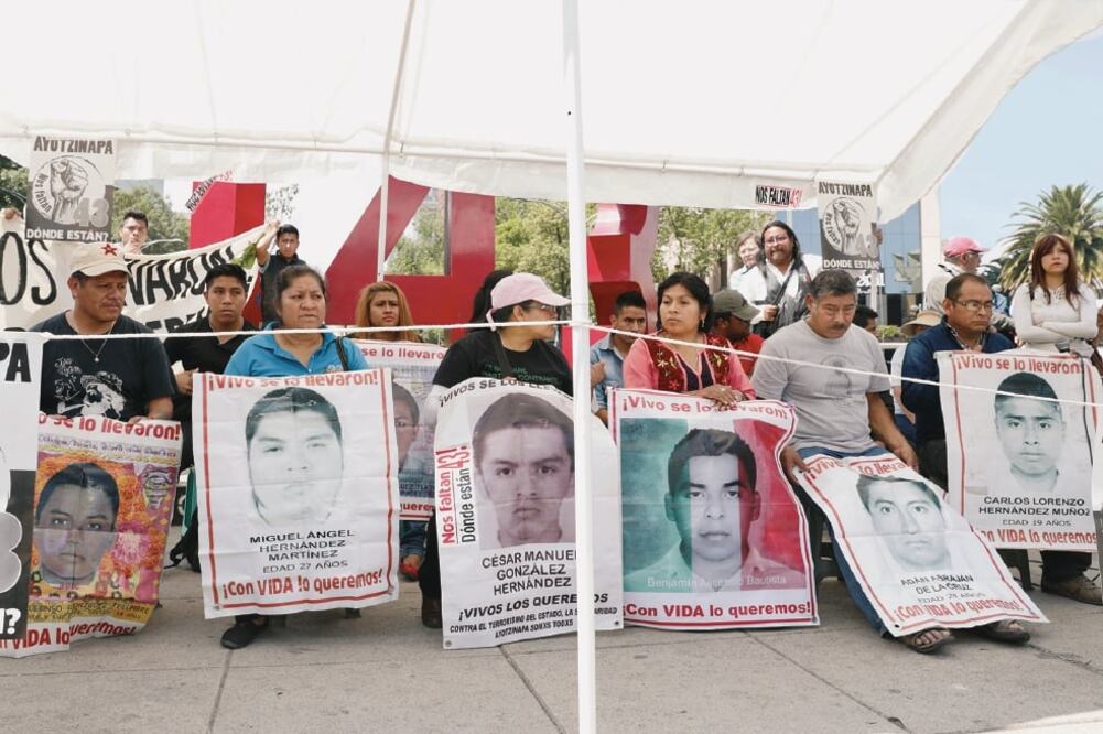 Exigen respuestas. Padres de los 43 desaparecidos realizaron una conferencia en el antimonumento de Reforma (JUAN BOITES. EL UNIVERSAL)