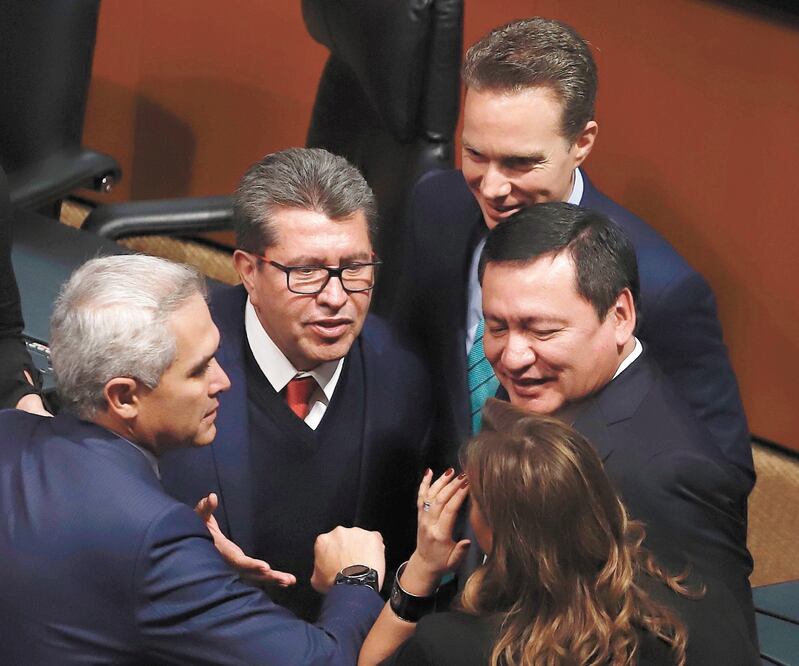 Senadores de diversas bancadas condenaron lo que califican una persecución política contra Osorio Chong (der., primer plano). Foto: ARCHIVO EL UNIVERSAL