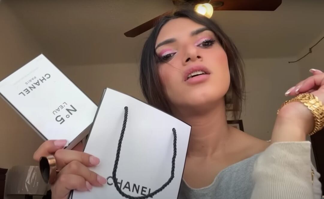 Mientras explica qué es ser guaitechican, Charlotte presume bolsas de tiendas "costosas". Foto: Youtube/Charlotte Amador