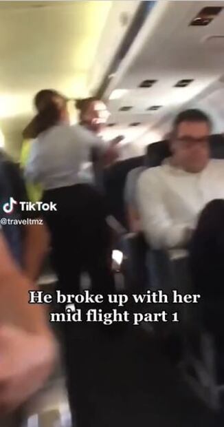 TikTok: Hombre rompe con su pareja en pleno vuelo y ella explota de ira