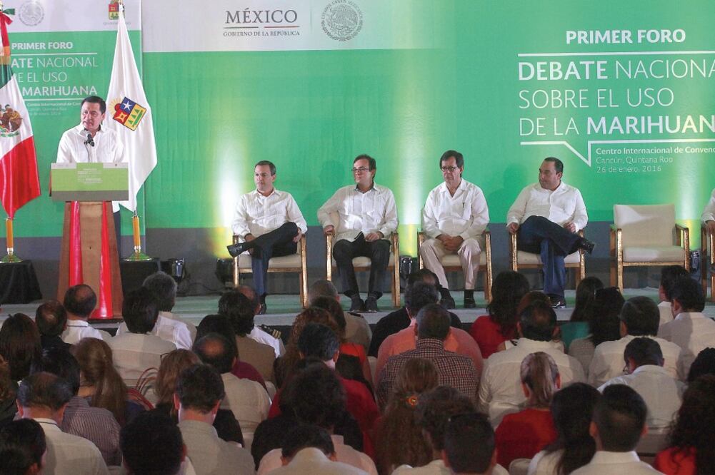 El secretario de Gobernación, Miguel Ángel Osorio Chong, encabezó en Cancún, Quintana Roo, el arranque del debate nacional sobre el uso de la marihuana, donde pidió traducir las diferencias en coincidencias (ADRIÁN HERNÁNDEZ. EL UNIVERSAL)