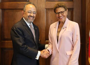 Cónsul de México en Los Ángeles se reúne con alcaldesa Karen Bass; revisan redadas de ICE contra migrantes