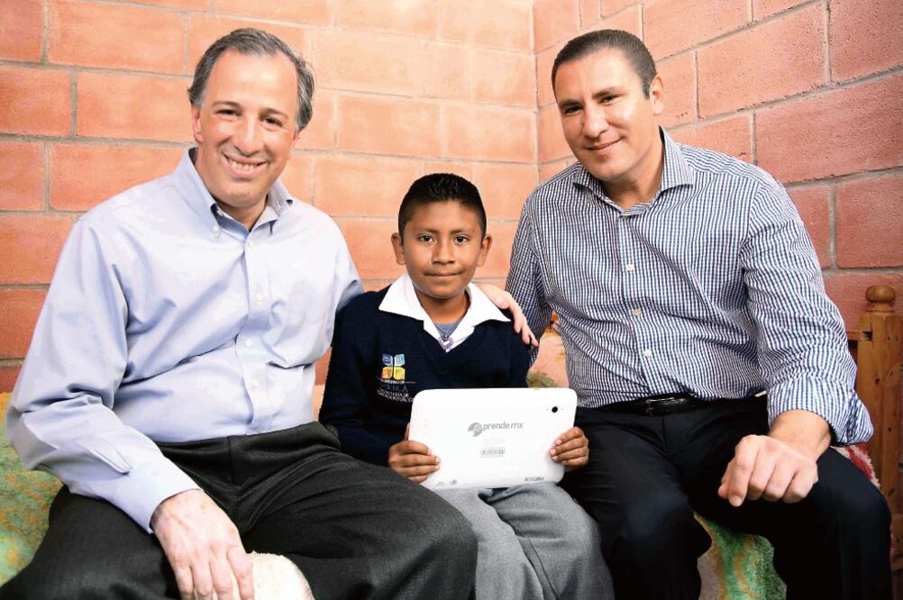 El gobernador Rafael Moreno Valle (der.), en compañía del titular de Desarrollo Social, José Antonio Meade, con uno de los beneficiarios de los programas (ESPECIAL)