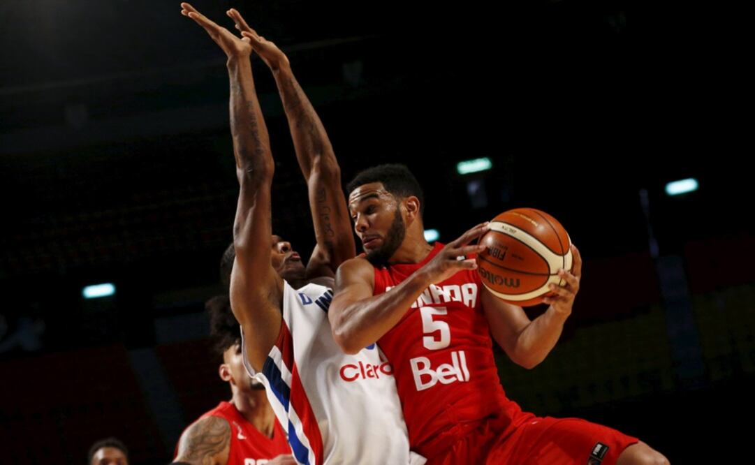 Cory Joseph  trata de encestar. Reuters 