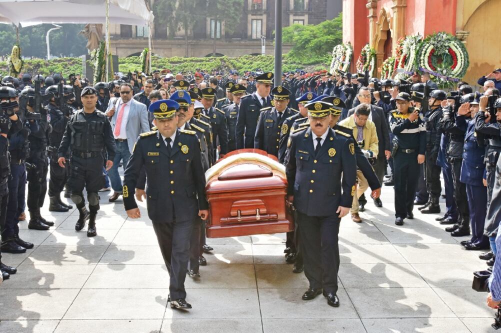 Brindaron una misa de cuerpo presente y dispararon balas de salva en honor al uniformado, quien impidió un asalto a un cajero de CFE en Coyoacán (HUGO GARCÍA. EL UNIVERSAL)