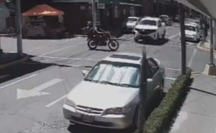 Camioneta embiste a repartidores de DIDI; motociclistas salen volando tras fuerte impacto, VIDEO