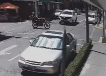 Camioneta embiste a repartidores de DIDI; motociclistas salen volando tras fuerte impacto, VIDEO