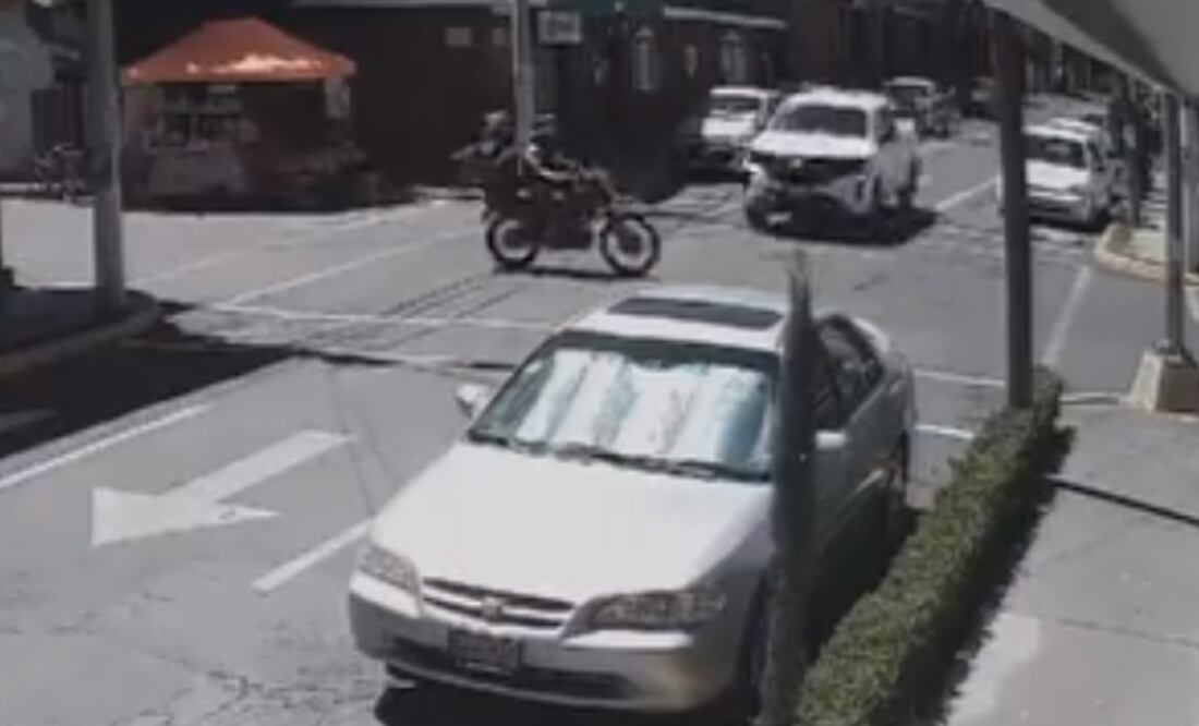 Momento en que una camioneta impacta a dos personas en moto Foto: Captura de pantalla