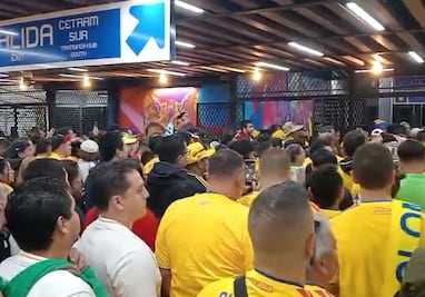 VIDEO Entre cánticos, música y porras, colombianos abarrotan Línea 2 del Metro y el Tren Ligero