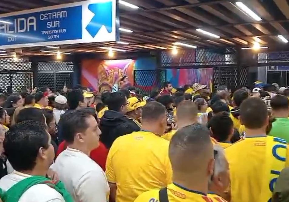 El Tren ligero y la Línea 2 del Sistema de Transporte Colectivo Metro se vieron abarrotados por aficionados colombianos. Foto: Gabriel Pano / EL UNIVERSAL