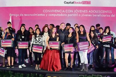 Se reúne MAM con jóvenes de 15 años; entrega computadoras 