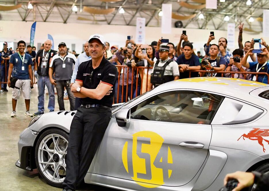 El actor y piloto saludó a sus admiradoras en la carrera Panamericana. Foto: Patricia Morales / El Universal