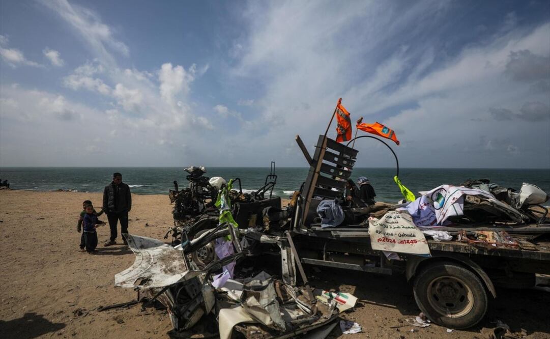 Camión de ayuda destruido en Deir Al Balah, al norte de Gaza. Foto: EFE