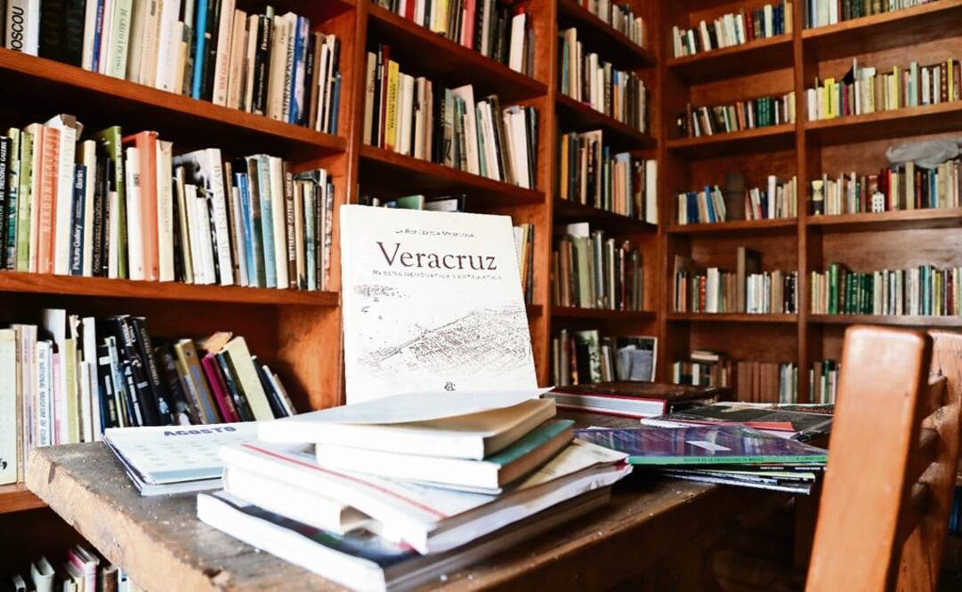 The delivery process lasted a week, during which the notary certified that all the books were in the house shelves - Photo: Berenice Fregoso/EL UNIVERSAL