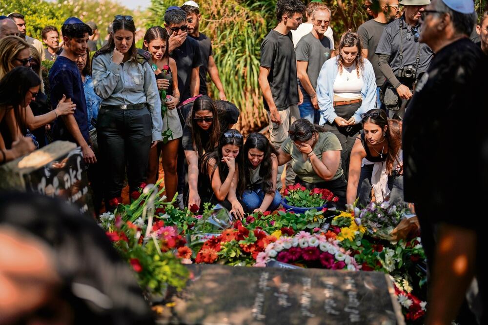 Asistentes al funeral de May Naim, de 24 años, en Gan Haim, Israel. Naim y al menos 260 israelíes más fueron asesinados por militantes de Hamas. Foto: AP
