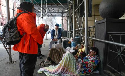 Nueva York contrata camiones con duchas para migrantes por 18 mdd