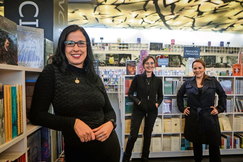 Tres de las cuatro fundadoras de Aquitania: Gabriela Guerra, escritora y editora; Annia Galano, científica y escritora; y Mariana Otero, periodista y escritora, para quienes más que una editorial, la empresa es una agrupación cultural. La cuarta integrante es Gabriela Fundora, científica y fotógrafa. Foto: Gabriel Pano / EL UNIVERSAL