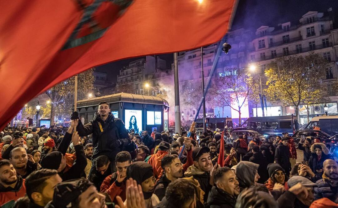 Aficionados que apoyaban a Marruecos celebran en los Campos Elíseos, tras el triunfo contra Portugal. Foto: EFE