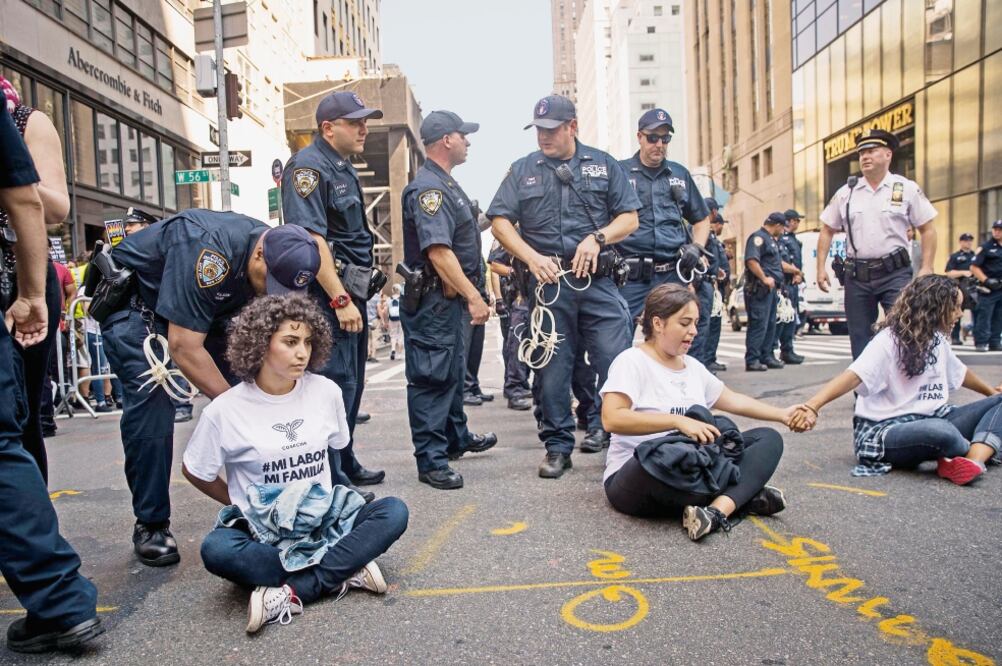 Proinmigrantes hicieron una sentada frente a la Trump Tower de Nueva York. (AFP)