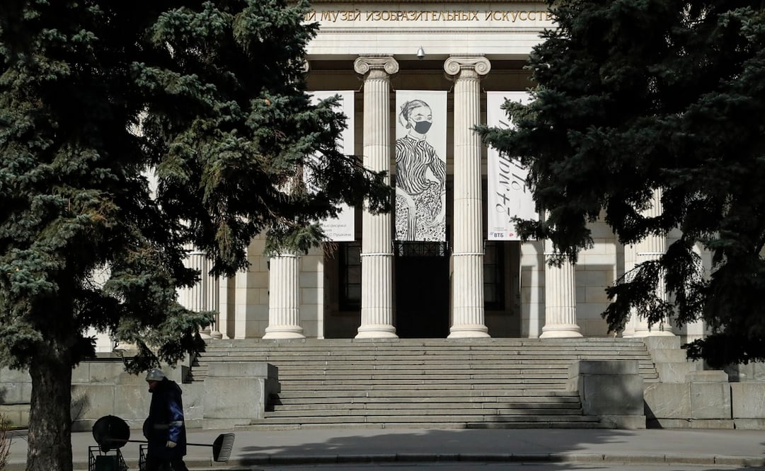En la foto, una obra de arte luce un cubrebocas en la entrada del Museo Pushkin en Moscú, Rusia. Foto: EFE