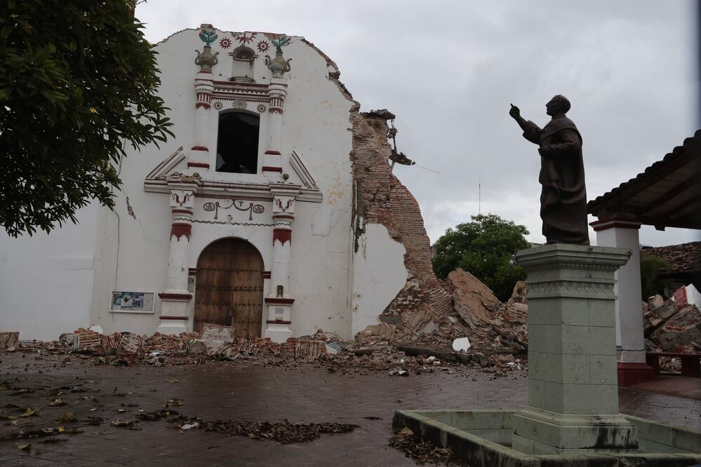 El párroco lucio santiago de laiglesia de San Vicente Ferrer habla de su experiencia las afectaciones y lo simbólico de esta iglesia para la comunidad del Istmo de Tehuantepec. ( JUAN CARLOS REYES GARCÍA. EL UNIVERSAL)