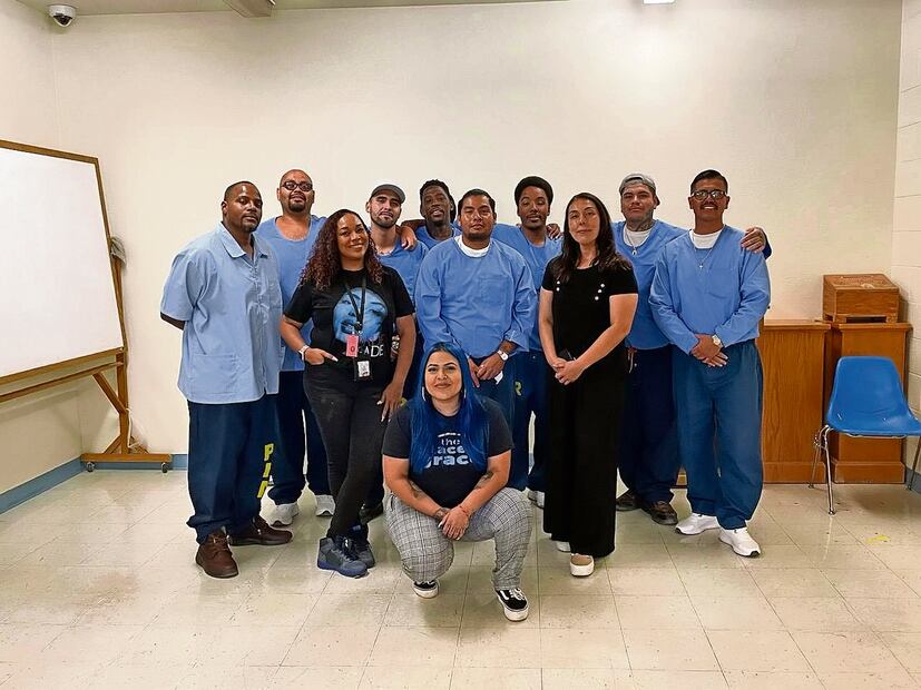 Sansón (centro), que estudia Leyes dentro de la prisión, ha creado una comunidad de apoyo a migrantes condenados, que se ha extendido a otras prisiones de California. Foto: Rodrigo Reyes