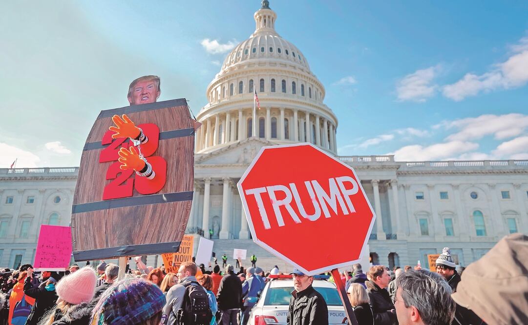 Manifestantes pro-impeachment se reunieron el 29 de enero, afuera del Capitolio, en Washington, por el juicio político al presidente Donald Trump. Foto: ARCHIVO EFE