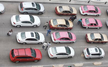 Peatones arriesgan la vida por llegar a su destino