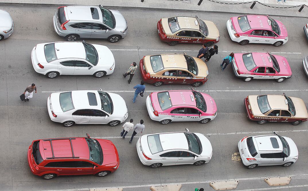 Peatones arriesgan la vida por llegar a su destino