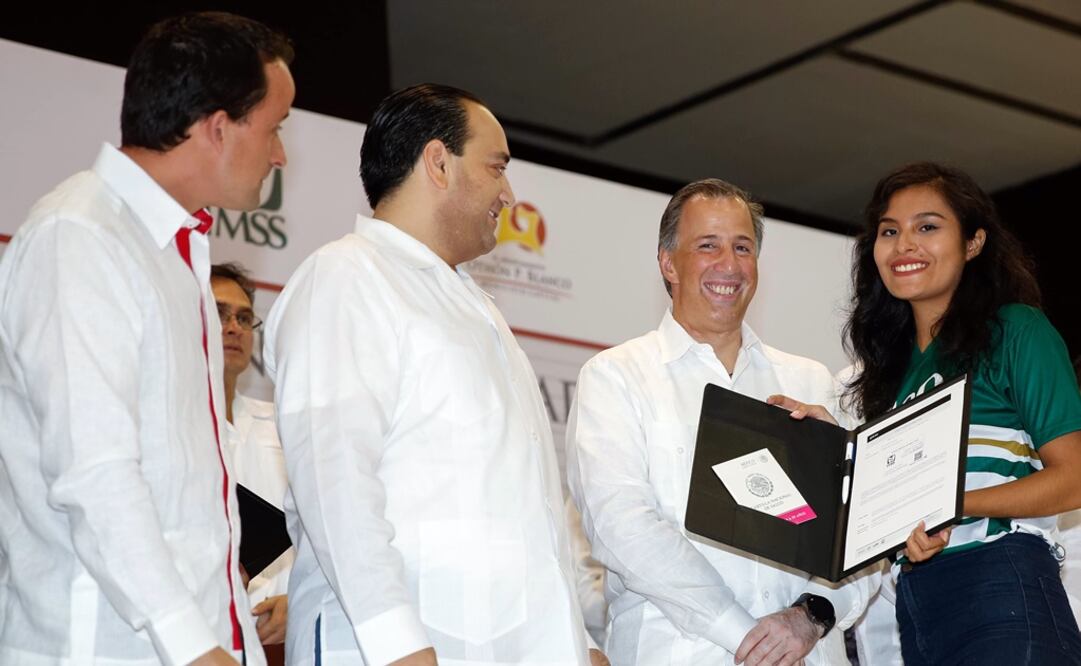 Junto con el gobernador Roberto Borge, Mikel Arriola y José Antonio Meade anunciaron la entrega de 55 mil Números de Seguridad Social a estudiantes de la entidad. /Especial