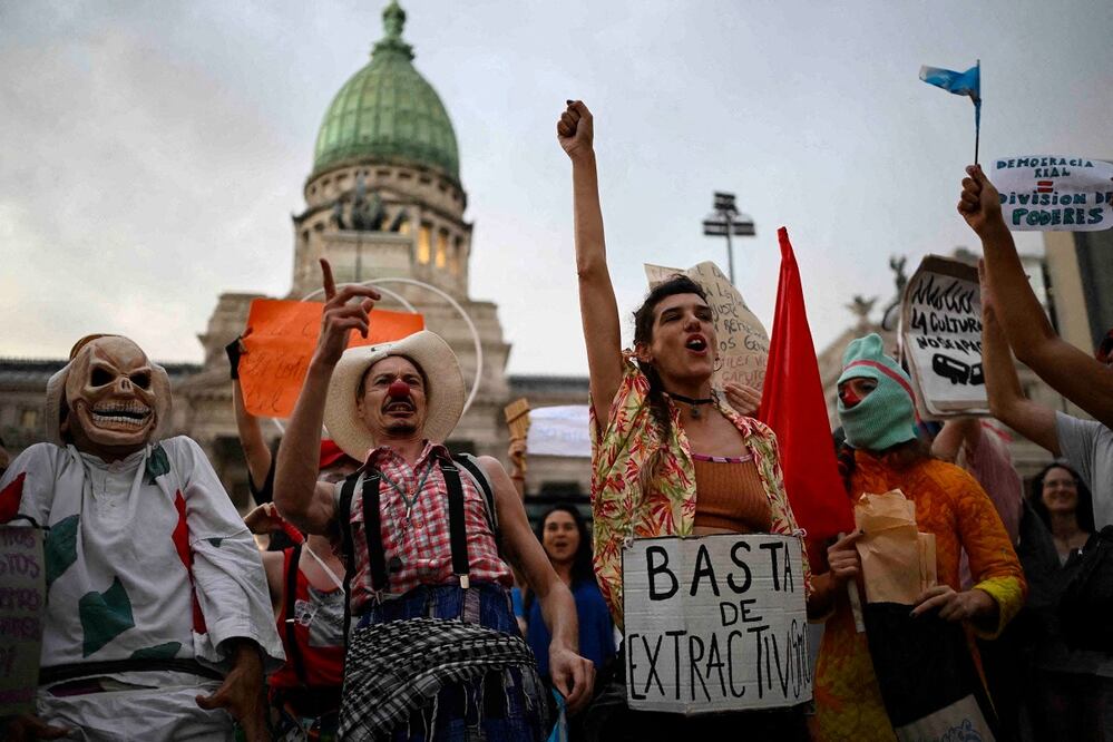 El ataque tiene lugar en un clima políticamente tenso por la posición del gobierno de Javier Milei respecto de la dictadura, al que organizaciones de derechos humanos y partidos del centro a la izquierda consideran "negacionista". FOTO: AFP/Archivo