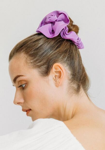 Peinados con scrunchies para disfrutar la primavera 