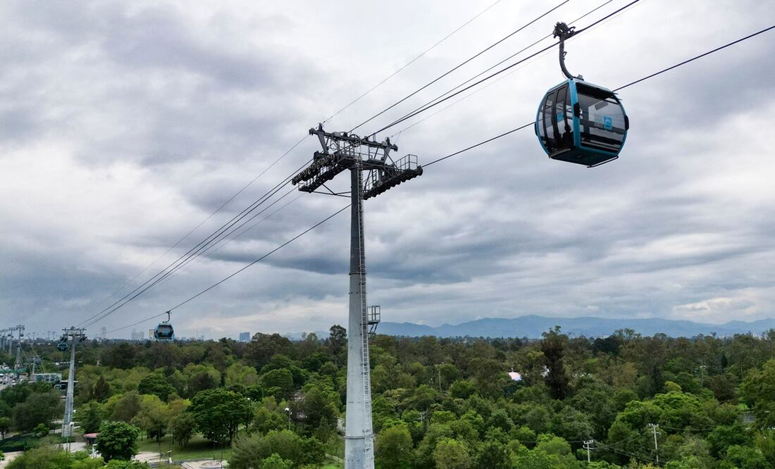 Imagen de los teleféricos del Sistema de Transporte Público Cablebús de la Línea 3 que pasa a un costado de la Segunda Sección de Chapultepec en la Ciudad de México, el 20 de junio de 2025. Foto: AFP