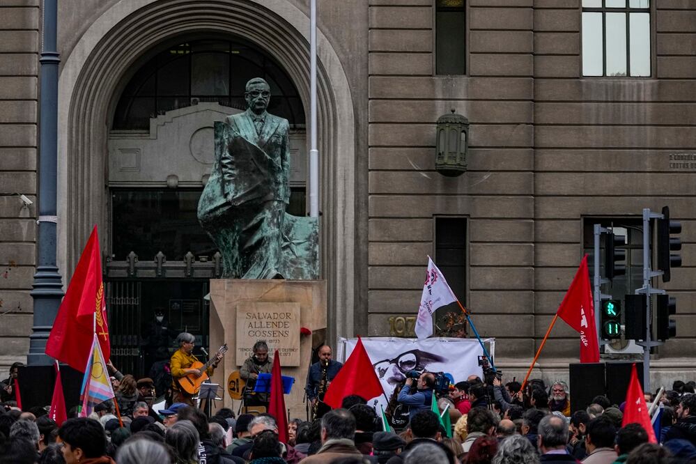 La gente rinde homenaje al difunto presidente de Chile, Salvador Allende, frente al palacio presidencial de La Moneda en Santiago de Chile, el martes 27 de junio de 2023. Foto: AP