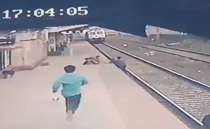Captan en video el rescate de un niño que cayó a las vías de un tren en la India