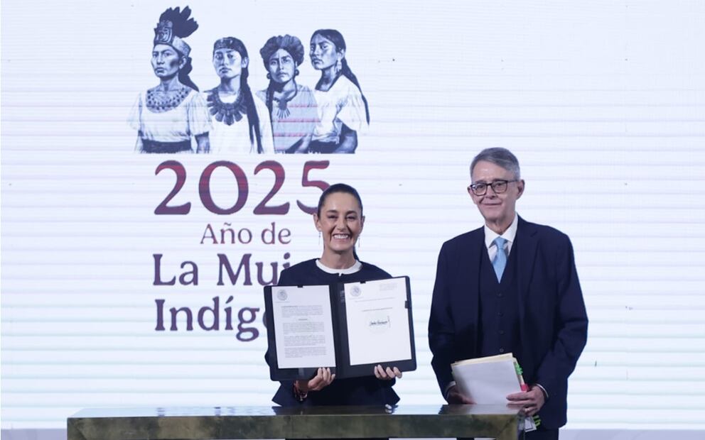 La presidenta de México, Claudia Sheinbaum Pardo, firmó este viernes, en su conferencia matutina, el decreto para declarar cada 14 de febrero como Día del Aniversario Luctuoso del general Vicente Guerrero, primer presidente afromexicano. Foto: Fernanda Rojas/EL UNIVERSAL